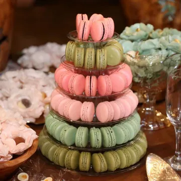 Torre Génie de macarons verdes e rosas.